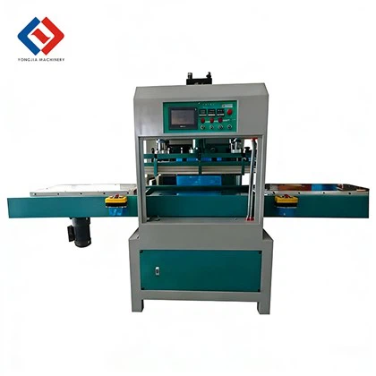 Macchina per la produzione di sacchetti per documenti con saldatura HF